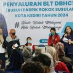 Pj Wali Kota Kediri Salurkan BLT DBHCHT Untuk Buruh Pabrik Rokok Susulan