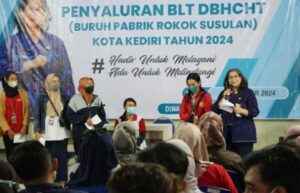 Pj Wali Kota Kediri Salurkan BLT DBHCHT Untuk Buruh Pabrik Rokok Susulan