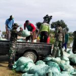 Semangat Juang Tak Kenal Lelah, Babinsa Kodim Bojonegoro dan Masyarakat Benahi Tanggul Jebol