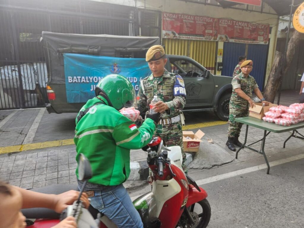 Jumat Berbagi, Batalyon Arhanud 6/Bay Salurkan Nasi Kotak di Tanjung Priok