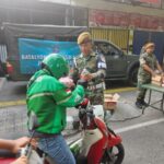 Jumat Berbagi, Batalyon Arhanud 6/Bay Salurkan Nasi Kotak di Tanjung Priok