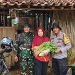 Doa Tulus dari Lansia untuk Pak Bhabin yang Berbagi Sembako