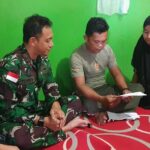 Kasad dan Ibu Ketum Persit KCK Beri Penghargaan Babinsa Koramil 1715-06/Dekai Serda Rusli Beserta Istrinya