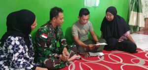 Kasad dan Ibu Ketum Persit KCK Beri Penghargaan Babinsa Koramil 1715-06/Dekai Serda Rusli Beserta Istrinya