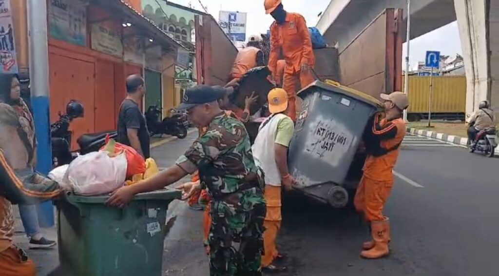 Babinsa Koramil 04/Pulo Gadung Membersihkan Fasilitas Umum