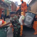 Babinsa Koramil 04/Pulo Gadung Membersihkan Fasilitas Umum