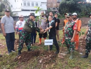 Karya Bhakti Koramil Kramatjati Tanam Pohon Produktif di Kali Item Cililitan