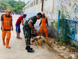 Babinsa Cakung Bersama Warga dan PPSU Melaksanakan Giat Karya Bhakti