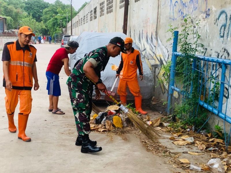 Babinsa Cakung Bersama Warga dan PPSU Melaksanakan Giat Karya Bhakti