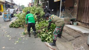 Tingkatkan Semangat Gotong Royong Babinsa Koramil 07/Kemayoran Laksanakan Pembersihan Lingkungan