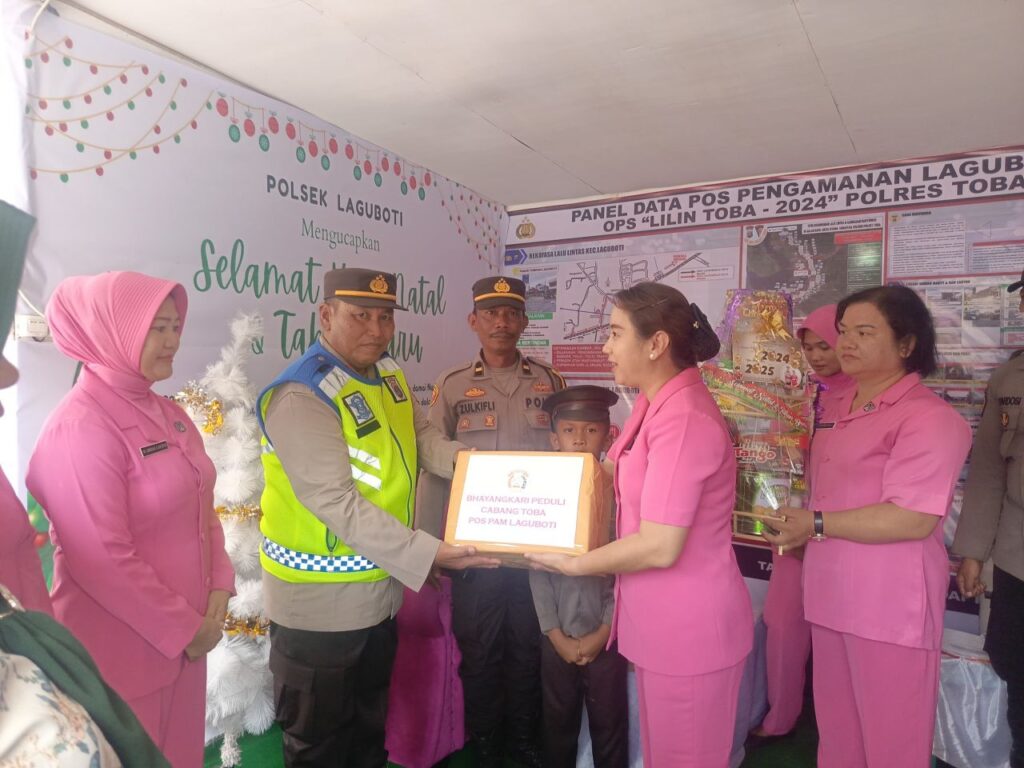 Kapolres Toba Didampingi Ketua Bhayangkari dan PJU Berikan Bingkisan Natal di Pos PAM Nataru