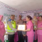 Kapolres Toba Didampingi Ketua Bhayangkari dan PJU Berikan Bingkisan Natal di Pos PAM Nataru