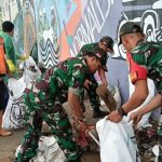 Sinergitas Babinsa dan Warga Bersihkan Sungai Ciliwung