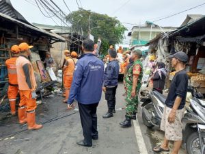 Bersihkan Lingkungan Warga Oleh Babinsa Matraman Giat Karya Bakti