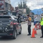 Kapolres Toba Tak Pernah Lelah Turun Langsung Atasi Kemacetan di Arus Balik Libur Nataru
