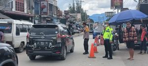 Kapolres Toba Tak Pernah Lelah Turun Langsung Atasi Kemacetan di Arus Balik Libur Nataru