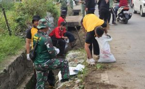 Koramil 02 Pondok Gede Gelar Karya Bakti, Bersihkan Saluran Air untuk Cegah Banjir
