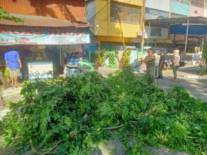 Babinsa Koramil 03/Senen Bersama Tiga Pilar Laksanakan Kerja Bakti Grebek Lumpur