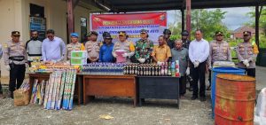 Dandim 1715/Yahukimo dan Kapolres Yahukimo Musnahkan Miras Hasil Patroli Gabungan TNI-POLRI di Yahukimo pada Tahun 2025