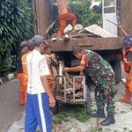 Babinsa Pulo Gadung Bersihkan Sampah Menumpuk