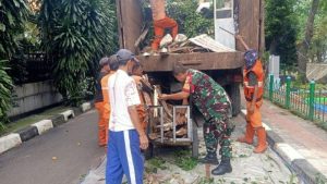 Babinsa Pulo Gadung Bersihkan Sampah Menumpuk