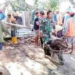 Babinsa Koramil Kepohbaru Bojonegoro dan Warga Gotong Royong bersihkan Reruntuhan Gedung SDN Pejok