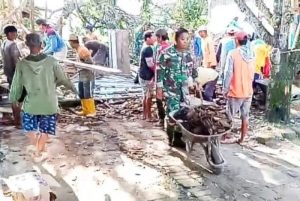 Babinsa Koramil Kepohbaru Bojonegoro dan Warga Gotong Royong bersihkan Reruntuhan Gedung SDN Pejok