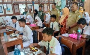Sebanyak 3.500 Siswa di 6 Lembaga Pendidikan Tngkat TK – SMA di Lamongan Menerima Program MBG