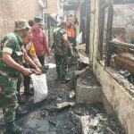Babinsa 05/Keb. Baru bersama Warga Karya Bakti Paska Kebakaran Rumah Warga
