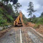 Kapolsek Habinsaran Bersama Muspika Sigap Bersihkan Material Tanah Longsor