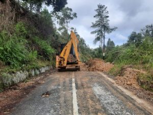 Kapolsek Habinsaran Bersama Muspika Sigap Bersihkan Material Tanah Longsor