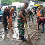 Pembersihan Genangan Air di Sepanjang Jalan Trotoar Oleh Koramil 06/Cakung