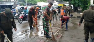 Pembersihan Genangan Air di Sepanjang Jalan Trotoar Oleh Koramil 06/Cakung