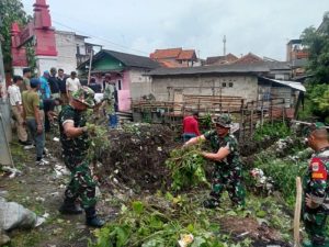 Wadanramil 03/Teluk Pucung Pimpin Karya Bakti Bersihkan Sampah Liar, Cegah Banjir dan Penyakit