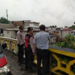 Polsek Matraman Tinjau Genangan Air di Sungai Ciliwung