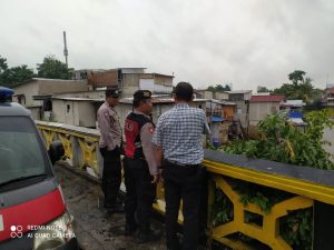 Polsek Matraman Tinjau Genangan Air di Sungai Ciliwung