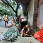 Karya Bhakti Koramil Cipayung Bersama PPSU Bersihkan Saluran Air