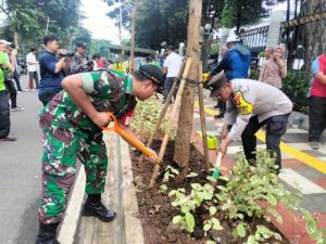 Sinergitas Unsur Tiga Pilar Dalam Giat Penghijauan Kota Di Pasar Baru