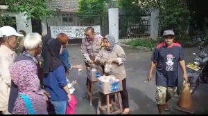 Bhabinkamtibmas Menteng Giat Jumat Berkah Di Warteg Bude