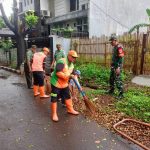 Babinsa Koramil Duren Sawit Bersih-Bersih Wilayah