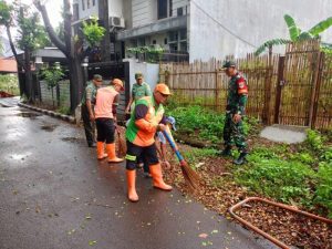 Babinsa Koramil Duren Sawit Bersih-Bersih Wilayah