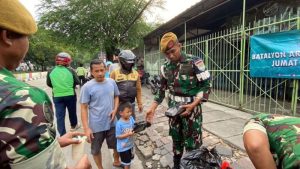 Batalyon Arhanud 6/BAY Gelar Kegiatan Jumat Berbagi untuk Masyarakat Sekitar Asrama