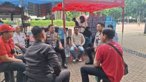 Kapolsubsektor Dan Bhabinkamtibmas Gelora Ajak Pedagang Kuliner Peran Aktif Menjaga Kamtibmas