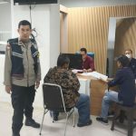 Kesigapan Bhabinkamtibmas Jaticempaka: Dampingi Warga Yang di Duga ODGJ Menjalani Perawatan di RS Duren Sawit
