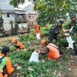 Giat Minggu Bersih, Babinsa Koramil Jatinegara Bersihkan Fasum