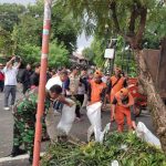Babinsa Koramil 06/Cempaka Putih Bersama PPSU dan Warga Gelar Kerja Bakti Pembersihan Lingkungan