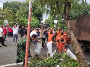 Babinsa Koramil 06/Cempaka Putih Bersama PPSU dan Warga Gelar Kerja Bakti Pembersihan Lingkungan