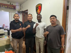 Laptop Hilang Saat Tidur di KRL, WNA Afrika Ucapkan Terima Kasih Polsek Tambora