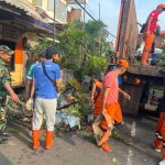 Pasca Kebakaran Rumah, Babinsa Kebon Manggis Bersihkan Puing