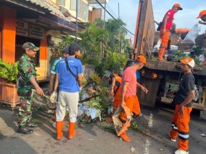 Pasca Kebakaran Rumah, Babinsa Kebon Manggis Bersihkan Puing